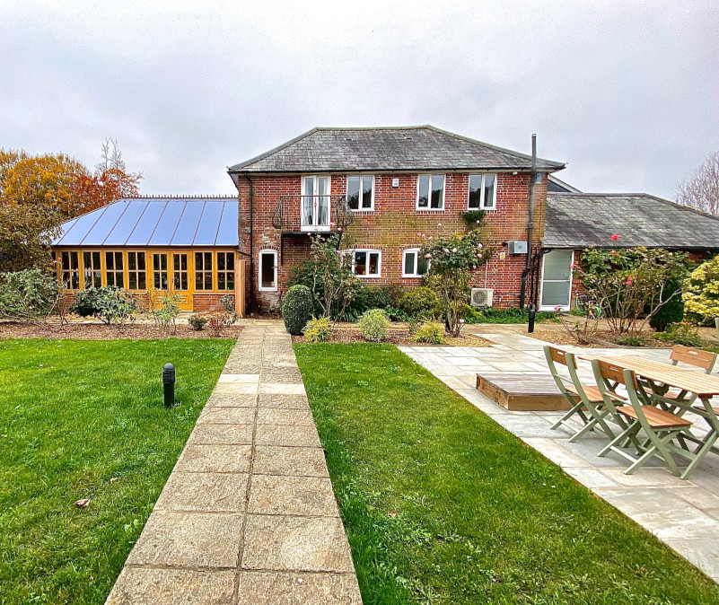 3 Lions House with Conservatory