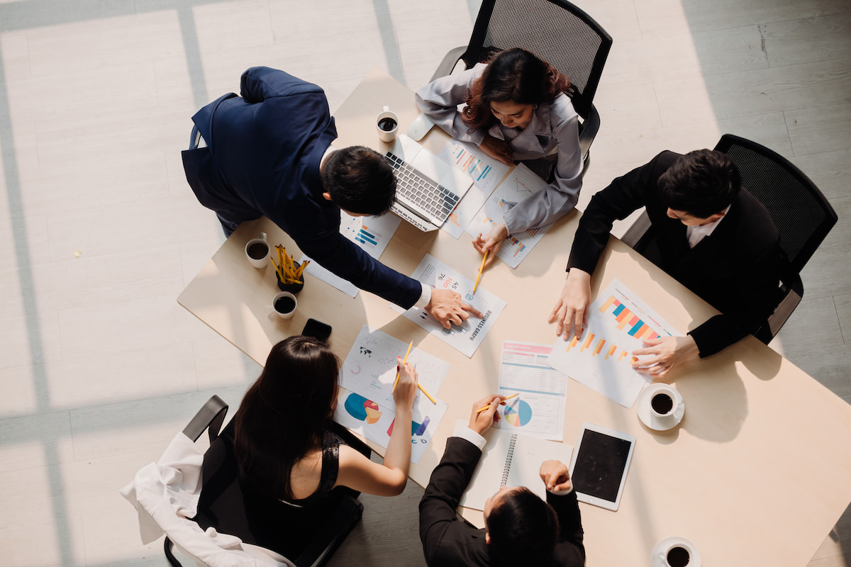 How many people should attend a meeting